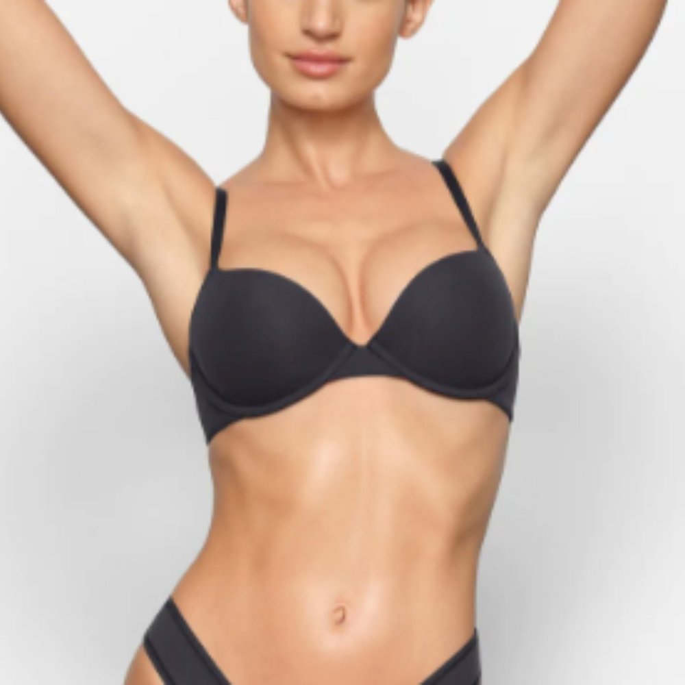 SKIMS (NWT- Black) ❤️Fits Everyone T-Shirt Demi Bra